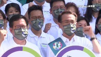 登記打團結牌　鄭運鵬率小雞拚全壘打