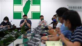 公民團體與學生組織組成的「18歲公民權推動聯盟」今（29）日拜會民進黨中央黨部。（圖／民進黨提供)