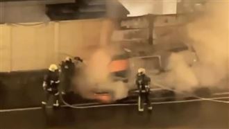 市民大道高架火燒車　整車衣服毀