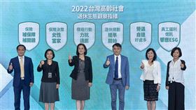 台灣人壽與政治大學商學院今（29）日發表2022「台灣高齡社會退休生態觀察指標」，由政大商學院黃泓智教授（圖右三)、楊曉文教授（圖右二)、台灣人壽張瓊文副總經理（圖左三）、賴玉菁副總經理（圖左二）、游雋明副總經理（圖左一）、孫紀蘭副總經理（圖右一）共同倡議退休準備提早開始，積極行動力抗通膨。（圖／台灣人壽提供）
