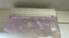 女網友打開冷氣後，看見蟑螂爬出來又鑽回去，崩潰求助。（圖／翻攝自Dcard）