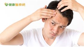 康涵菁醫師解釋，頭髮的生長代謝需要血液與腎精濡養，所以精血什麼狀態，頭髮作證，觀一發而知全身。而血虛、血熱、腎虛、外邪常常就是中醫認為髮際線上提的四大主因。