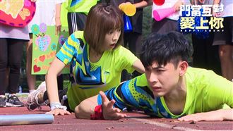 華八走光惹噴笑　連晨翔公主抱她帥炸