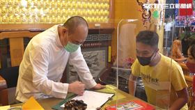 大哥講注意事項給大堡聽。（圖/寶島神很大）