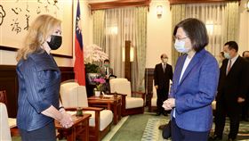 蔡總統接見布蕾波恩（1）總統蔡英文（前右）26日在總統府接見美國共和黨籍聯邦參議員布蕾波恩（Marsha Blackburn）（左）訪問團，歡迎他們來訪台灣。中央社記者張皓安攝  111年8月26日