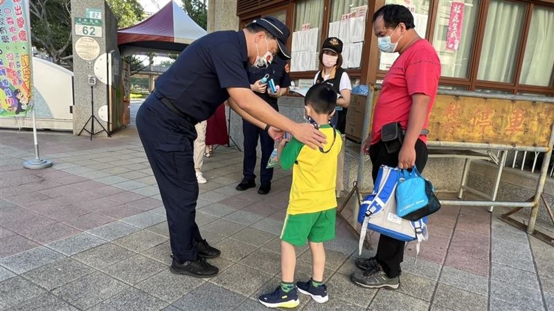 中小學開學　三重警守護學童交通安全
