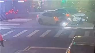 轎車闖紅燈撞休旅車！衝進騎樓釀4傷
