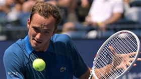 ▲美網男單衛冕冠軍梅迪維夫（Daniil Medvedev）直落3盤晉級次輪。（圖／翻攝自US Open Tennis推特）