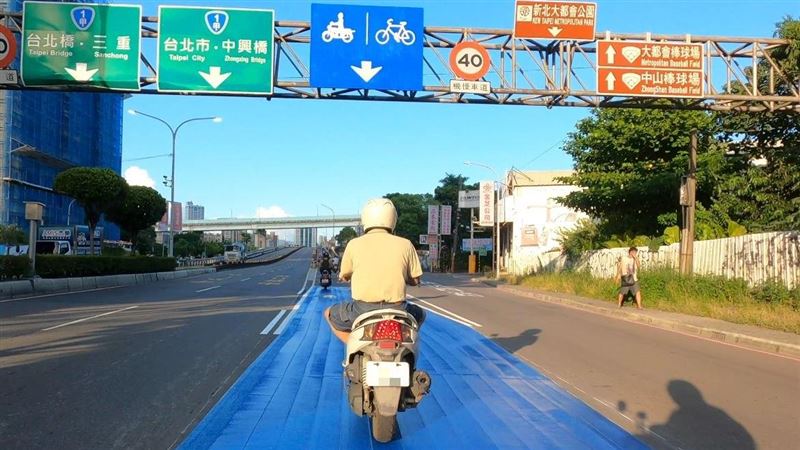 重新橋出現藍色道路！　交通局回應了