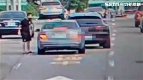 北市保時捷何男不滿對方變換車道，憤而亮槍恐嚇賓士車駕駛。（圖／翻攝畫面）
