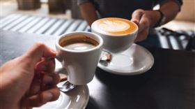 少上班族有喝咖啡的習慣，期望透過咖啡因活絡思緒、減輕疲勞；過往更有研究宣稱，定期攝取咖啡能促使快樂荷爾蒙「多巴胺」與腎上腺素分泌，產生「幸福感」與興奮感。不過，根據近期發表於《PLOS One》期刊的分析表明，咖啡因與促進幸福感關聯不大，大量飲用甚至與長期幸福感下降有關。