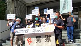 林金貴涉殺人案逆轉判無罪男子林金貴（前中）被控槍殺計程車司機遭判無期徒刑定讞，30日上午三度逆轉改判無罪。林金貴表示，聽到無罪時心臟一直跳，他在會後記者會甚至情緒激動到久久不能言語，接受台灣冤獄平反協會獻上的花束。中央社記者洪學廣攝  111年8月30日