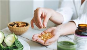 魚油的主要營養價值來自於深海魚類富含的Omega3脂肪酸，其中以EPA（Eicosapentaenoic acid）、DHA（Docosahexaenoic Acid）為主；EPA有益於心臟、免疫系統與抑制發炎反應，DHA則是大腦、視網膜和中樞神經系統的重要結構 ，它們參與了抗發炎、抗凝血、調整脂肪代謝等重大機制作用。魚油純度如果只有25%至50%，濃度就屬於偏低，建議選擇濃度84%以上的魚油，市