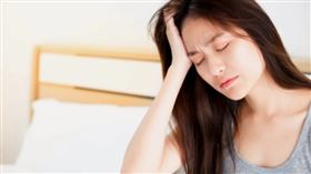 女性則以頭痛頭暈、癲癇、手麻腳麻，甚至身體各部位疼痛等非典型症狀為多，容易忽略中風潛藏危險，或與其他疾病混淆，甚至因此延誤就醫。女性中風後罹患「精神疾病」（如憂鬱症）的比例較高，情緒問題可能間接導致復健積極度下降、達不到預期效果。「女性患病前症狀並不明顯、患病後情緒又容易受影響、導致復健中斷，預後自然可能較男性更差！