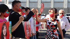 Kolas登記參選花蓮縣長（1）民進黨花蓮縣長參選人Kolas Yotaka（前右）30日上午率領「榮耀花蓮隊」，前往花蓮縣選委會登記參選。中央社記者李先鳳攝  111年8月30日