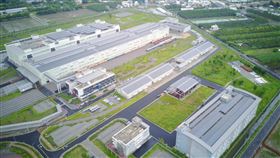 台鐵潮州機廠太陽能發電 配合政府綠能政策，台鐵潮州機廠建物屋頂建置太陽光電設備，已於6月併聯運轉，每年減碳量相當於7.3座大安森林公園，發電可供1343戶家庭整年用電需求。（台鐵提供）中央社記者汪淑芬傳真  111年8月30日