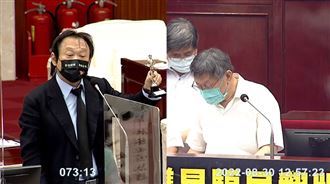 王世堅又送禮了！頒小金人給柯文哲