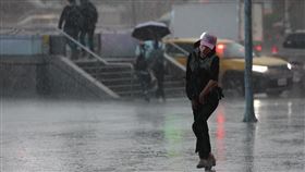 8縣市防豪雨、大雨中央氣象局25日表示，午後對流雲系發展旺盛，雙北、南投防豪雨，並針對台北市、新北市發布大雷雨災防告警訊息；桃園等5縣市防大雨。台北車站周邊有民眾未攜帶雨具，被大雨淋溼。中央社記者吳家昇攝  111年8月25日