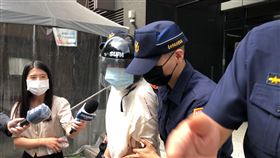 南港40歲陳姓前男友砍殺29歲葉姓前女友，派出所詢問後送往南港分局偵查隊。（圖／記者李依璇攝影）