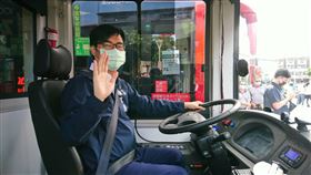 高市仁武凹子底線公車通車高雄市長陳其邁（圖）30日上午出席「仁武凹子底線通車暨幹線公車加密」記者會，並坐上駕駛座體驗。（高雄市交通局提供）中央社記者蔡孟妤傳真  111年8月30日