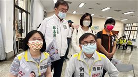 劉櫂豪登記參選台東縣長（1）民進黨台東縣長參選人劉櫂豪（前右）30日在立委邱泰源（2排左起）、管碧玲、伍麗華等人陪同下，前往台東縣選委會完成登記。中央社記者盧太城台東攝  111年8月30日