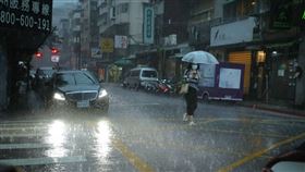 大雨,雨彈,大雨特報,下雨（圖／記者邱榮吉攝）