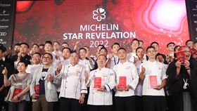 2022米其林指南公布  摘星餐廳合影「台北、台中、台南及高雄米其林指南」2022星級餐廳發布會，30日在台北文華東方酒店舉行，摘星餐廳代表開心合影。中央社記者王騰毅攝  111年8月30日