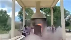 驚悚片／屍體火化到一半爆炸！送行者慘陪葬　法師爆頭斃命（圖／翻攝自推特）