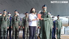 蔡英文總統今（30）日赴澎湖「澎防部防空連」、「空軍第七雷達中隊」、「海軍146艦隊」進行秋節勗勉，並且贈加菜金。（圖／記者盧素梅攝影)