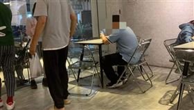 有網友抱怨，男客人單獨用餐卻坐6人桌。（圖／翻攝自爆怨公社）