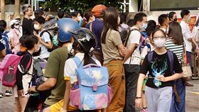 居隔3+4新制　家長可請7天防疫照顧假（1）3+4居家隔離新制上路，教育部27日表示，12歲以下學童停課在家，家長有照顧需求，7天都可請防疫照顧假。圖為高雄市苓雅區一所學校家長接送學童，僅供示意，非當事人。中央社記者董俊志攝　111年4月27日