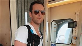 馬修路易斯演出搭乘飛機時，頭等艙機票竟被當場撕爛趕到經濟艙。（圖／翻攝自mattdavelewis IG）