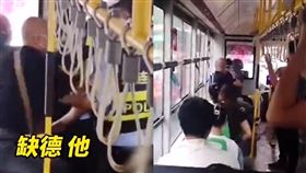 中國有阿伯沒戴N95口罩，被其他乘客大罵缺德。（圖／翻攝自微博）