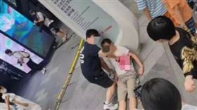 胸口插刀爆血倒路邊！警方到場男子「1秒復活」　被抓了▲（圖／翻攝自都市快報微博）