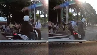 騎士硬闖紅燈！襯衫男一掌反擊網狂讚