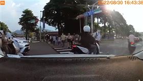 女騎士不讓行人硬闖斑馬線！遭白衣男1掌擊落　療癒畫面曝