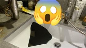 洗臉洗到洗手台爆裂！網揪禍首竟是它（圖／翻攝自爆廢公社公開版）