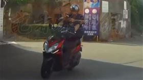 高手在民間！男子用腳騎機車雙手滑手機　網神回：失手在陰間。記者爆料網