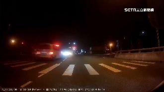 救護車出勤！轎車來不及剎　路口對撞