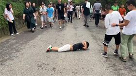 累到走不動…男童突「躺平」雙手抱頭滾下山！網讚：太帥了（圖／翻攝驅動之家）