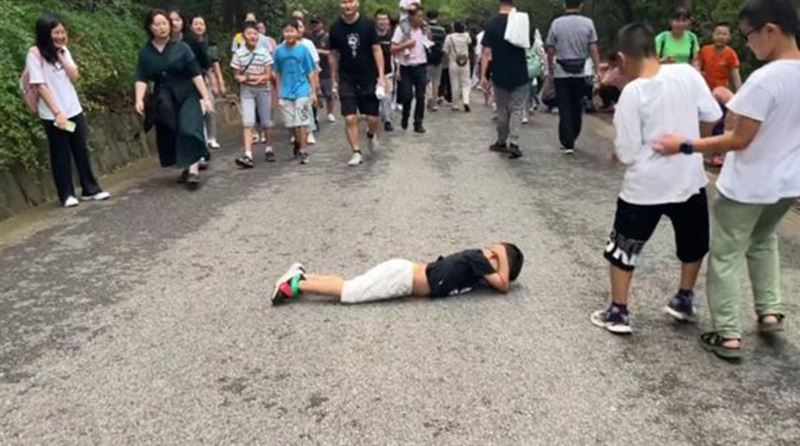 爬山累了！男童突「躺平」抱頭滾下山