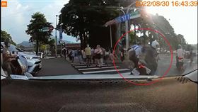 新北市,淡水,斑馬線,路人,推倒,騎士