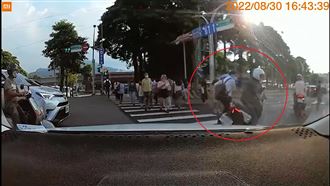 騎士不讓行人被擊落！　還將吃上罰單