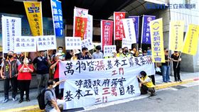 勞動部將召開基本工資審議委員會，勞團今（31）日到勞動部提出訴求，盼基本工資至少調高到2.8萬。（圖／記者戴玉翔攝影）