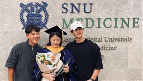 宋仲基學霸三兄妹曝光。（圖／翻攝自宋仲基IG）