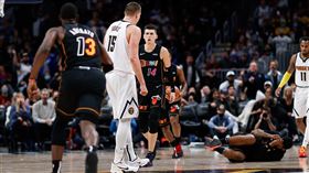 ▲莫里斯（Markieff Morris）無謂動作引來約基奇（Nikola Jokic）不悅。（圖／路透社／達志影像）