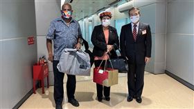 外交部亞東太平洋司長周民淦歡送帛琉副總統席嫵杜伉儷。（圖／外交部提供）