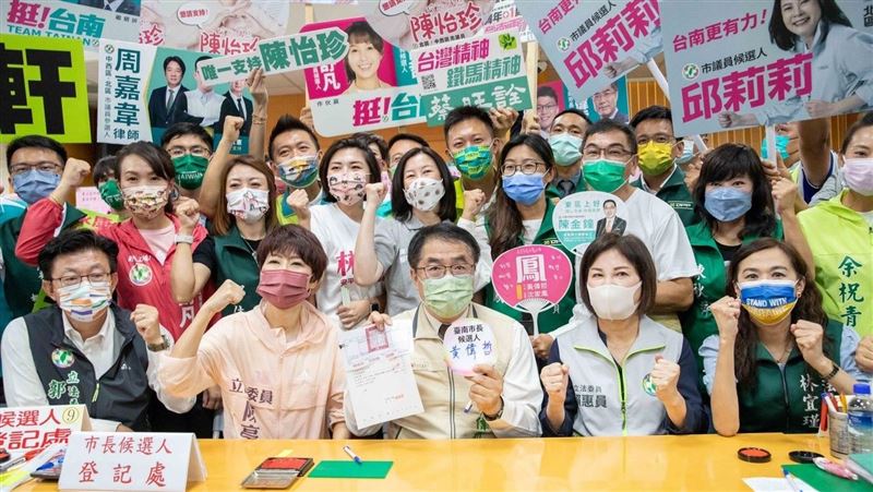 黃偉哲登記參選　支持者嗨喊：凍蒜！