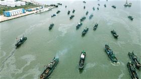 法國世界報9日公布近一年的調查報導，揭發中國船隊在阿拉伯海非法不分晝夜過度漁撈，刻意躲避衛星追蹤，損害漁業資源與他國利益。圖為中國山東省漁船出海。（圖／中新社）
