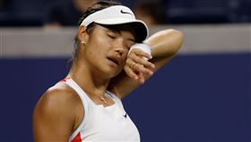 ▲拉杜卡努（Emma Raducanu）首輪遭柯爾妮（Alize Cornet）擊敗，無緣衛冕美網冠軍。（圖／路透社／達志影像）